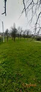 Veći plac sa dva objekta nadomak grada